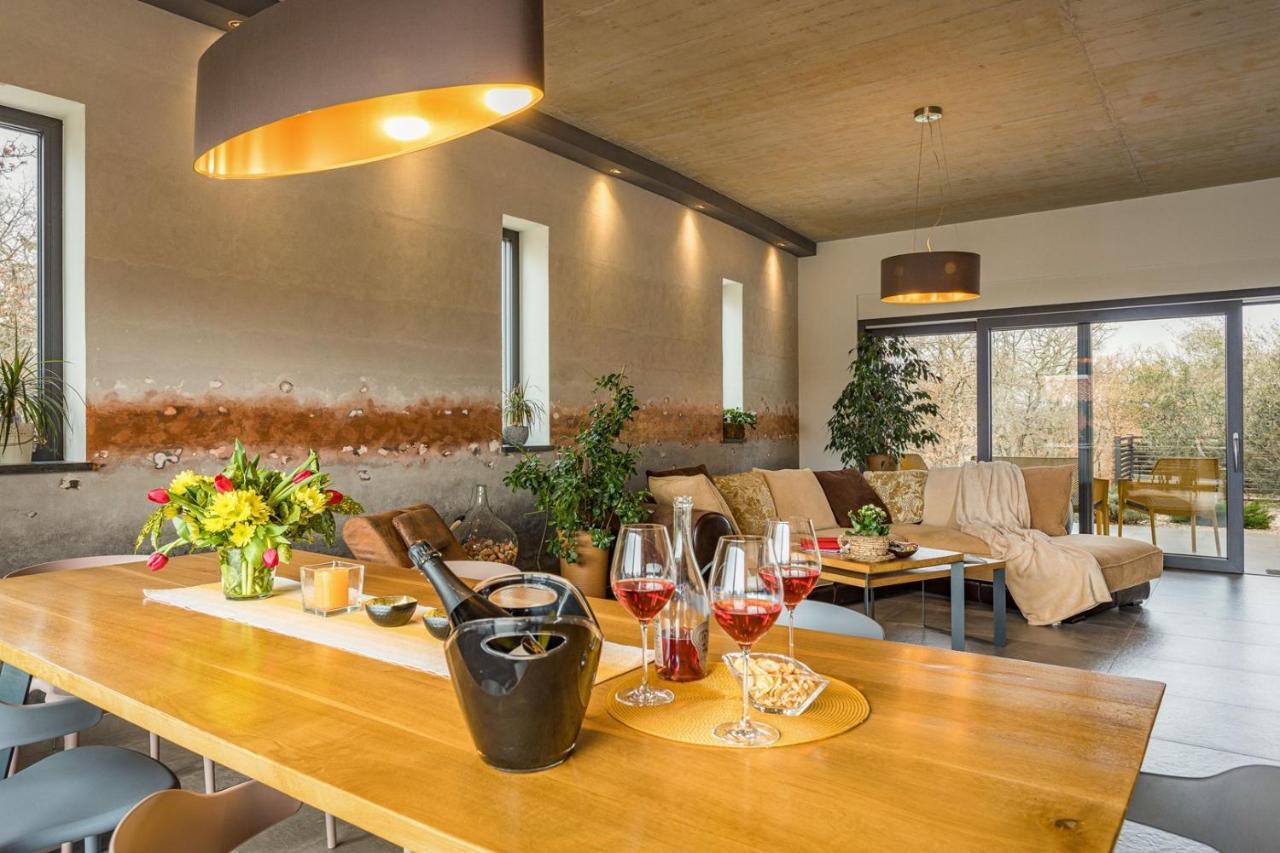 Apartments Bijou With Big Private Garden Near Umag Vilanija Bagian luar foto