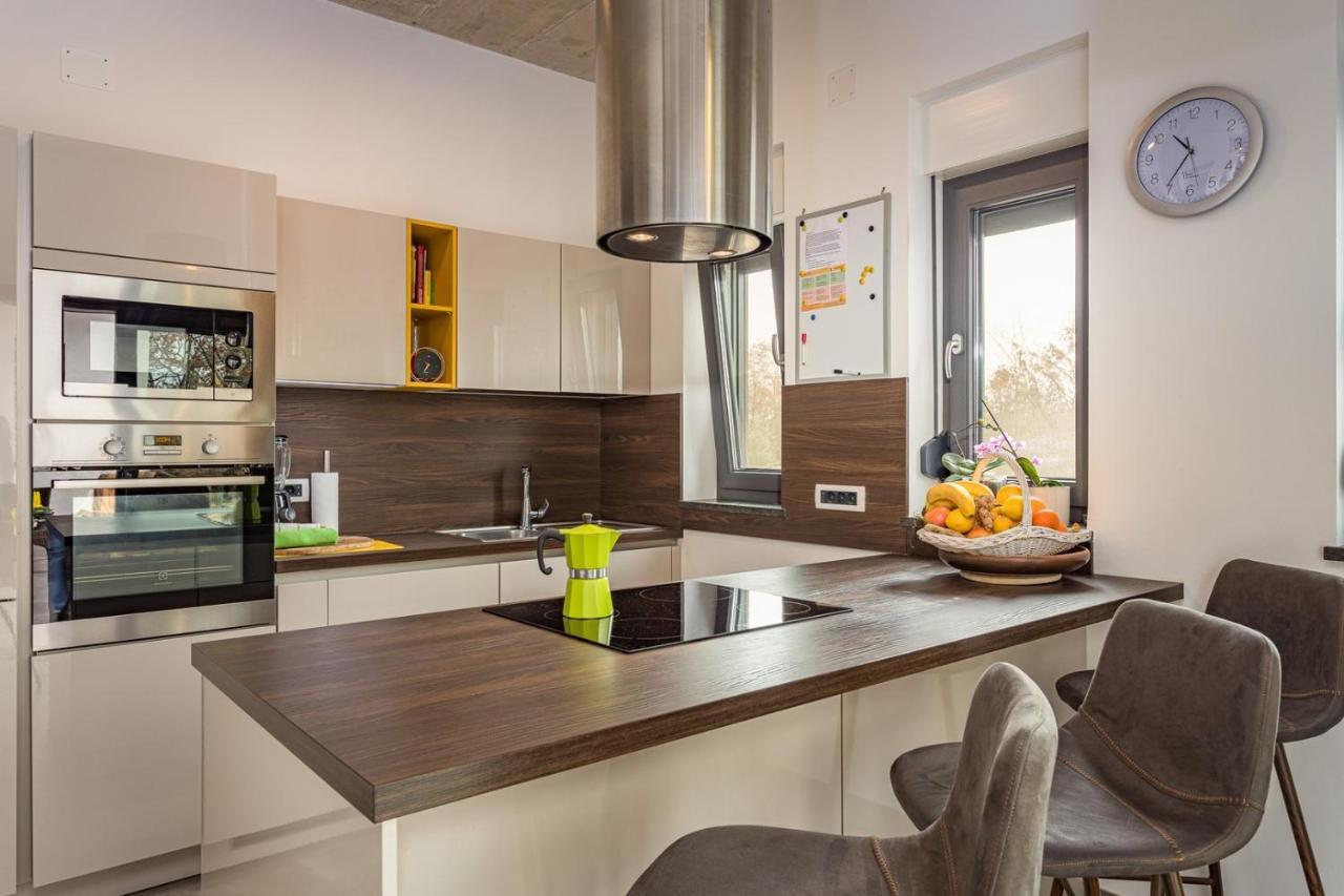 Apartments Bijou With Big Private Garden Near Umag Vilanija Bagian luar foto