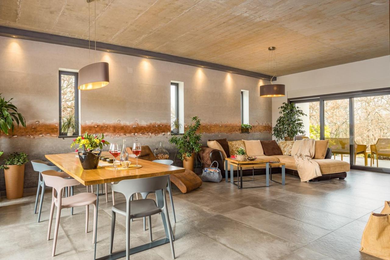 Apartments Bijou With Big Private Garden Near Umag Vilanija Bagian luar foto