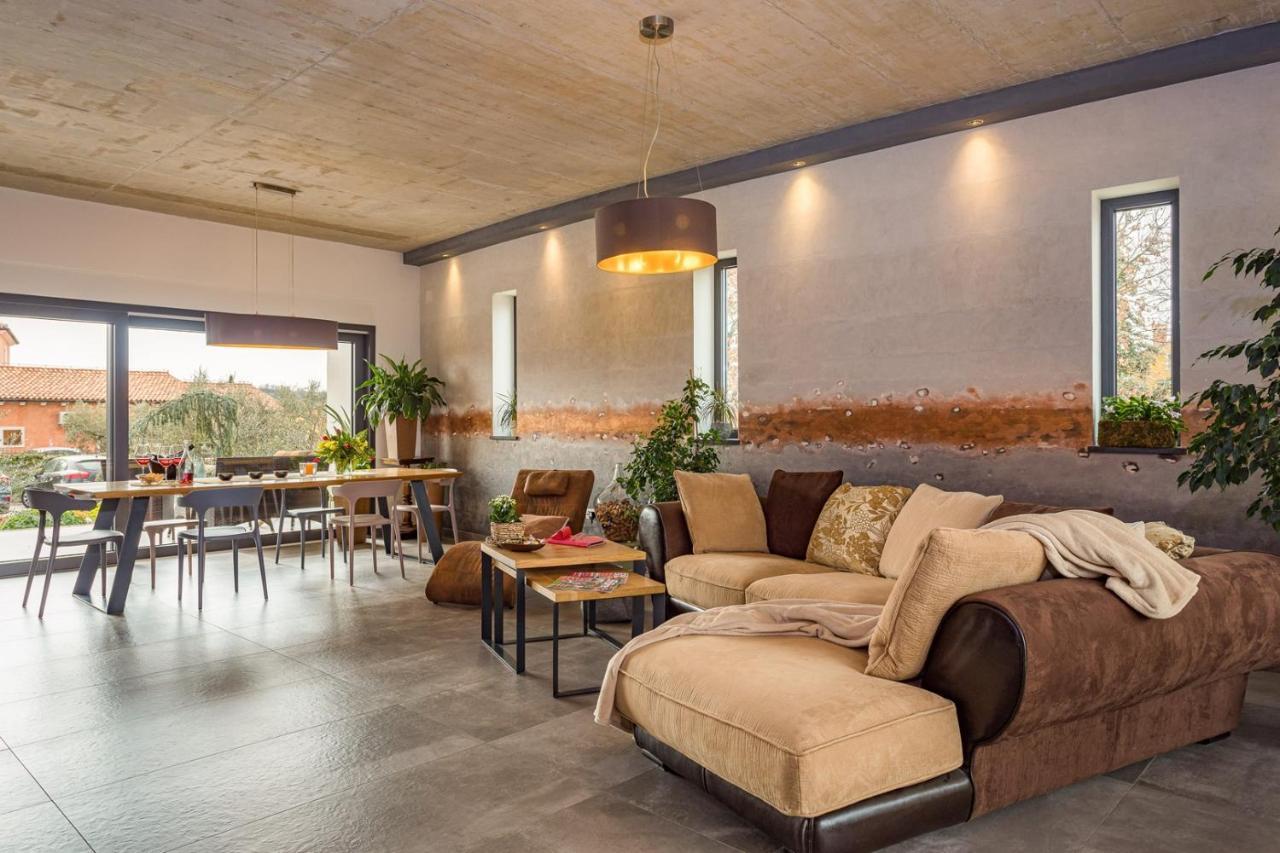 Apartments Bijou With Big Private Garden Near Umag Vilanija Bagian luar foto