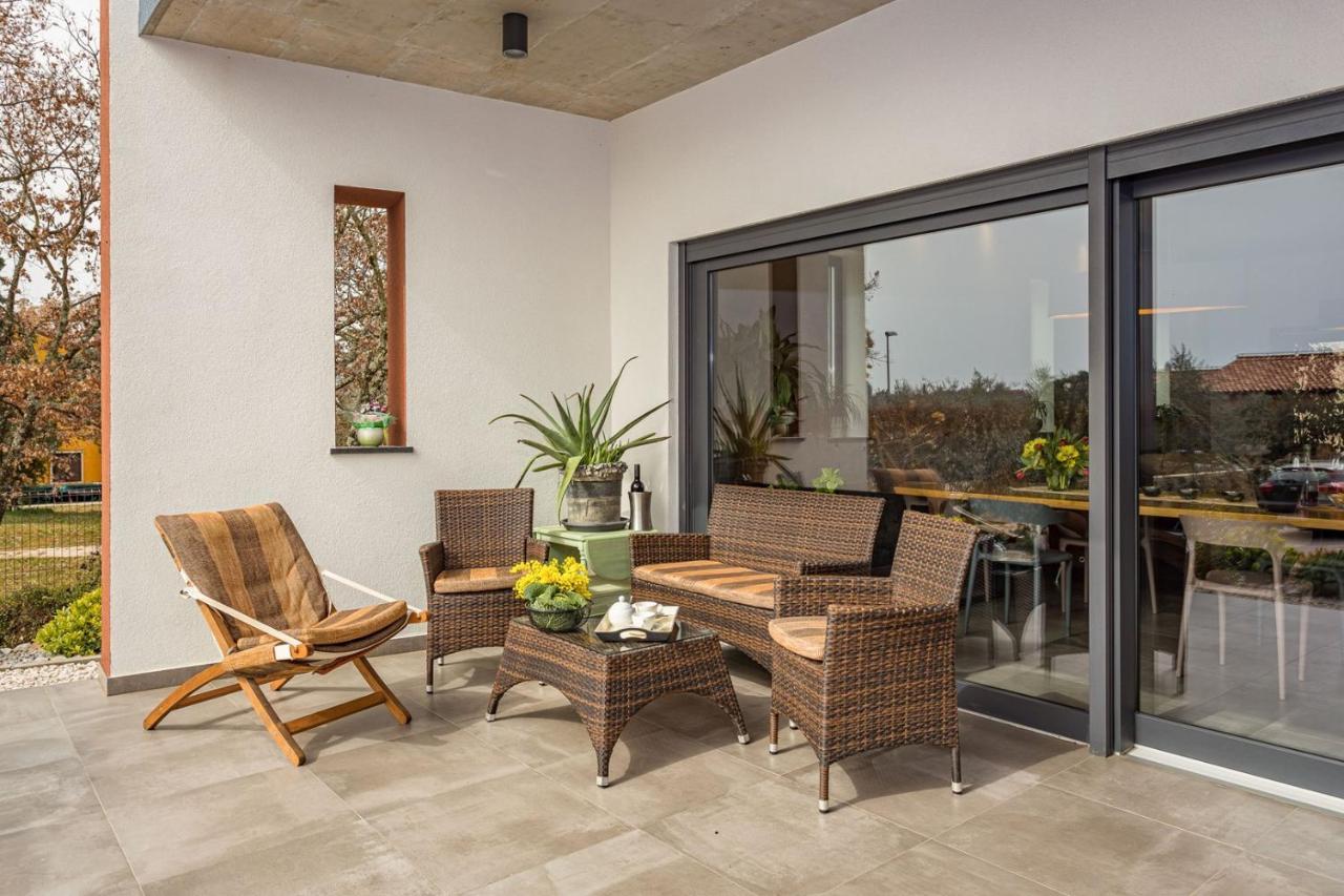 Apartments Bijou With Big Private Garden Near Umag Vilanija Bagian luar foto
